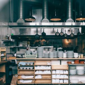 Cucina professionale attrezzata con scaffalature in acciaio inox