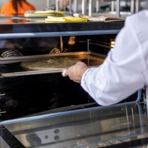 Forno elettrico professionale a teglie in cucina di ristorazione