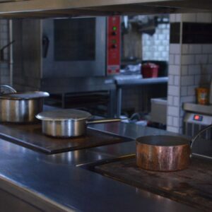 Zona lavaggio in cucina professionale in acciaio inox