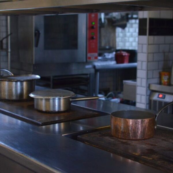 Zona lavaggio in cucina professionale in acciaio inox