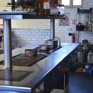 Piano di lavoro in acciaio inox in cucina professionale